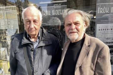 Végh Gyula és Magyar Miklós dedikál