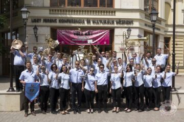 Könyvheti térzene a Fricsay Ferenc Városi Fúvószenekarral